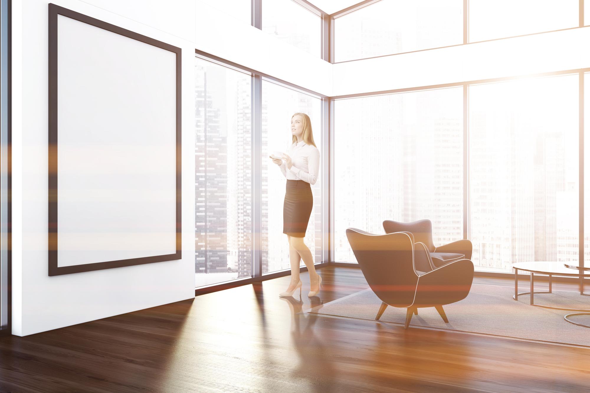 Agent imobiliar prezentând apartament luminos